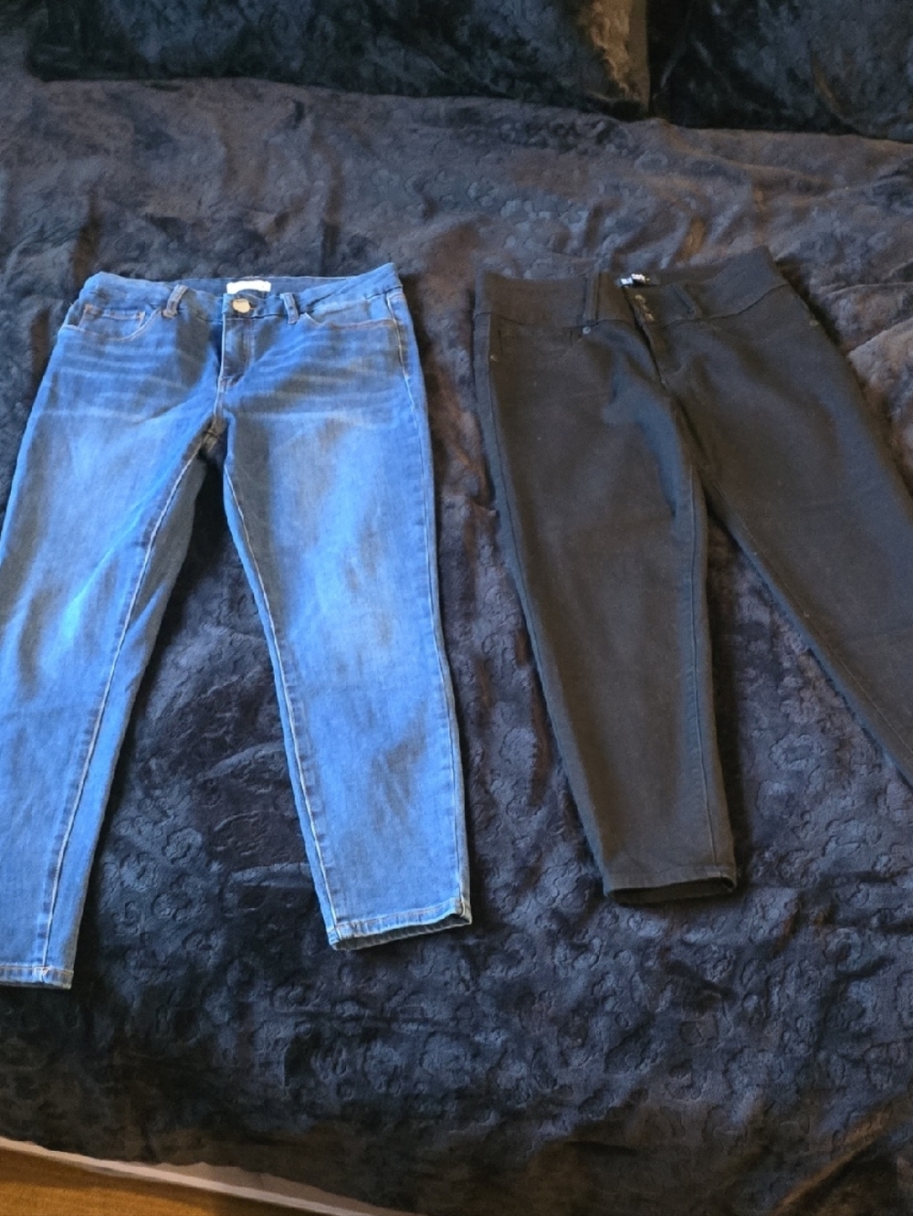 Two Pairs Women Stretch Skinny Jeans Size 15 — Black and Blue